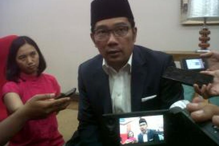 Wali Kota Bandung Ridwan Kamil saat memberikan keterangan kepada awak media di Balai Kota Bandung, Kota Bandung, Senin (14/9/2015)