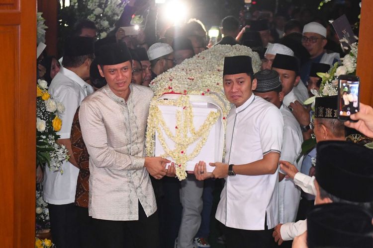 Putra Presiden ke-6 RI Susilo Bambang Yudhoyono, Agus Yudhoyono (kiri) dan Edhie Baskoro Yudhoyono (kanan) mengangkut peti jenazah Ibu Ani Yudhoyono setibanya di rumah duka, Cikeas, Bogor, Jawa Barat, Sabtu (1/6/2019).
