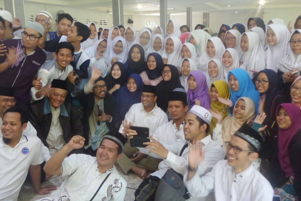 Calon gubernur DKI Jakarta Anies Baswedan bersama para pelajar usai mengisi acara di Masjid Jami Matraman, Minggu (2/4/2017). 