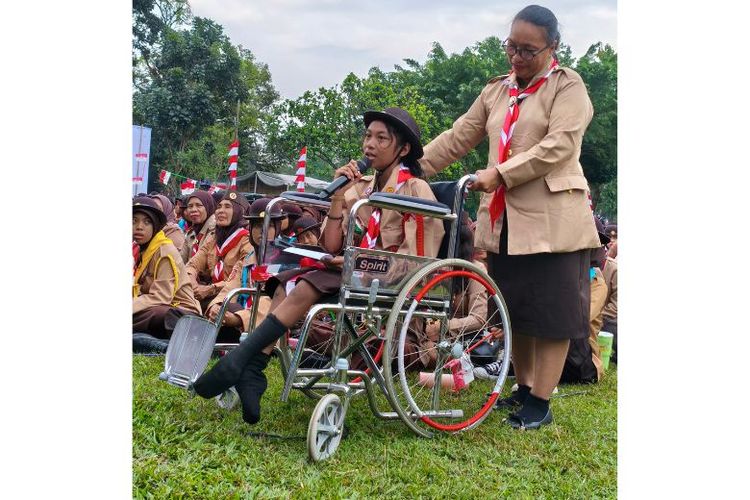 Salah satu peserta sedang bertanya kepada narasumber. 