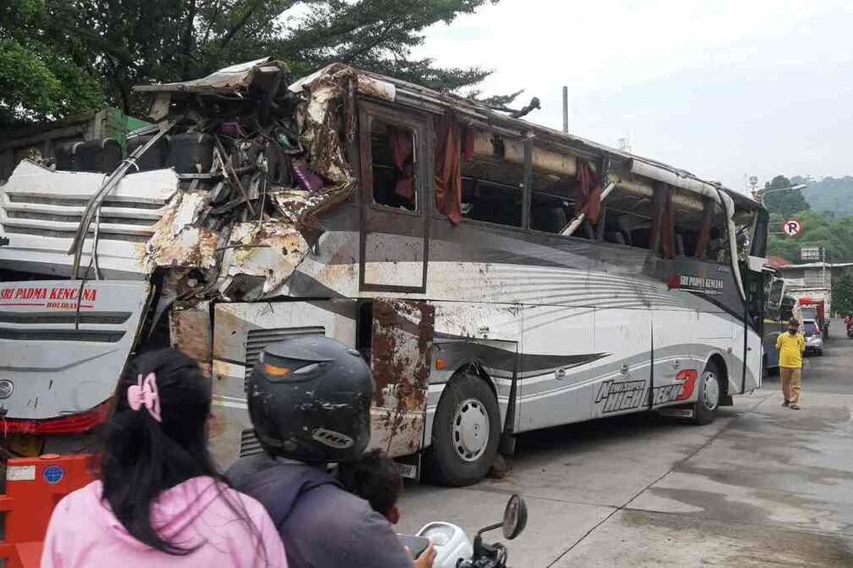 Bangkai Bus Tri Padma Kencana berhasil dievakuasi dari jurang di Tanjakan Cae, Wado, Sumedang. Bus disimpan di kantor Satlantas Polres Sumedang untuk penyelidikan lebih lanjut, Jumat (12/3/2021). AAM AMINULLAH/KOMPAS.com