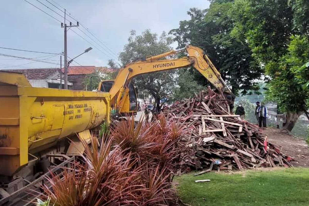 Satuan Polisi Pamong Praja (Satpol PP) Kota Surabaya melakukan penertiban bangunan liar (bangli).