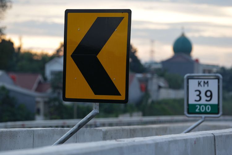 Rambu petunjuk di jalan tol (foto stok)