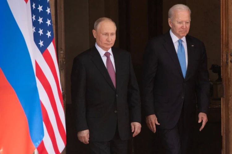 Presiden AS Joe Biden (kanan) dan Presiden Rusia Vladimir Putin tiba untuk pertemuan puncak AS-Rusia di Villa La Grange di Jenewa.