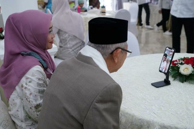 Presiden Joko Widodo dan ibu negara Iriana Joko Widodo bersilaturahmi dengan Wakil Presiden Ma’ruf Amin dan Ibu Wury Ma'ruf Amin secara daring dari Wisma Bayurini, Istana Kepresidenan Bogor, Jawa Barat, Kamis (13/5/2021). 