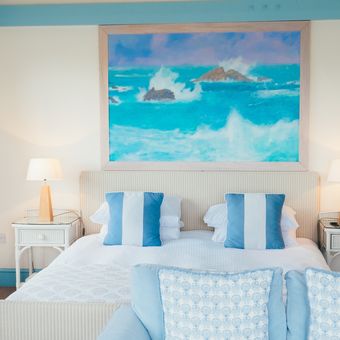 Ilustrasi warna biru di dalam kamar tidur. 