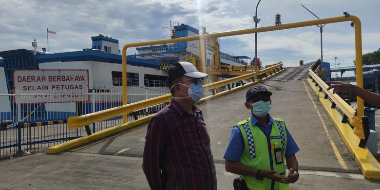 Petugas kapal Voni Dwi Rakata memberi penjelasan terkait pembatasan jumlah penumpang yang boleh naik ke kapal, di Dermaga 3 Pelabuhan Merak, Selasa (26/4/2022). Pembatasan penumpang ini membuat para pemudik harus menunggu berjam-jam untuk masuk ke kapal. 