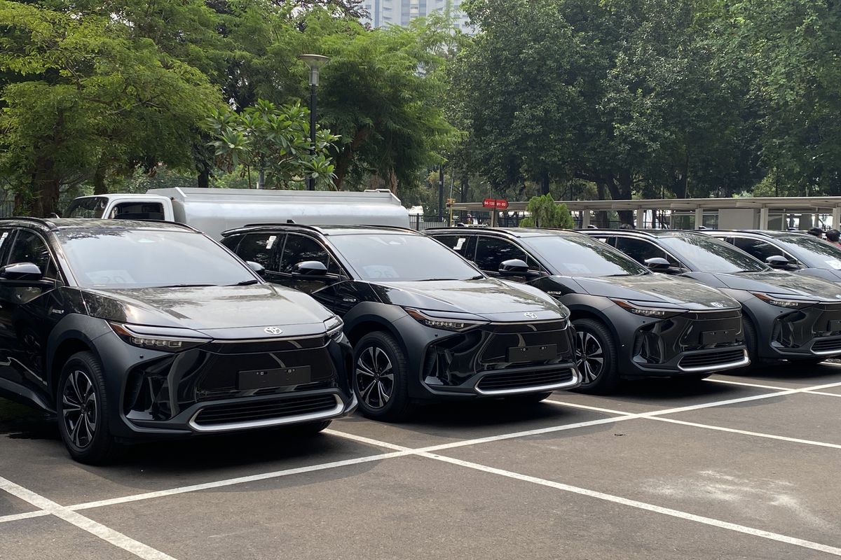 Puluhan Toyota bZ4x terparkir di area Parkir Timur Gelora Bung Karno (GBK), Senayan, Jakarta Selatan, pada Senin (14/10/2024).