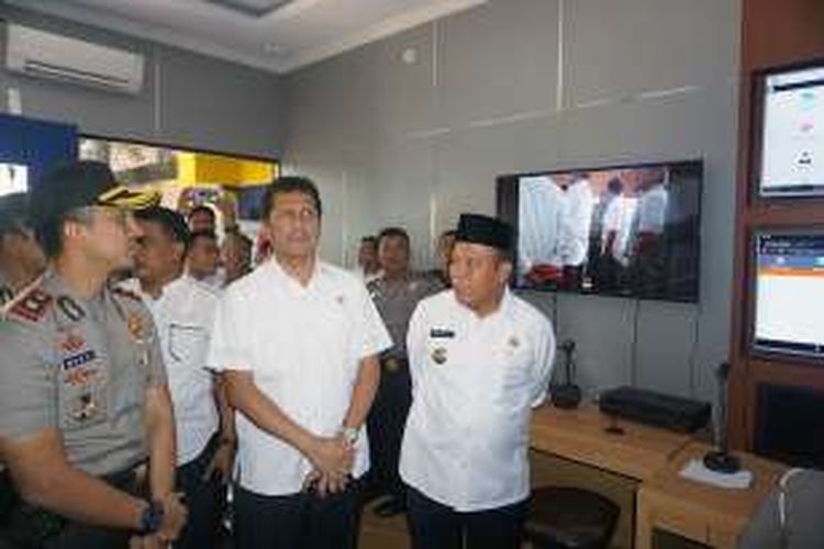 Menteri PAN-RB Asman Abnur (tengah) saat meninjau langsung penyelenggaraan aplikasi Soto Lamongan di Polres Lamongan, Rabu (19/10/2016).