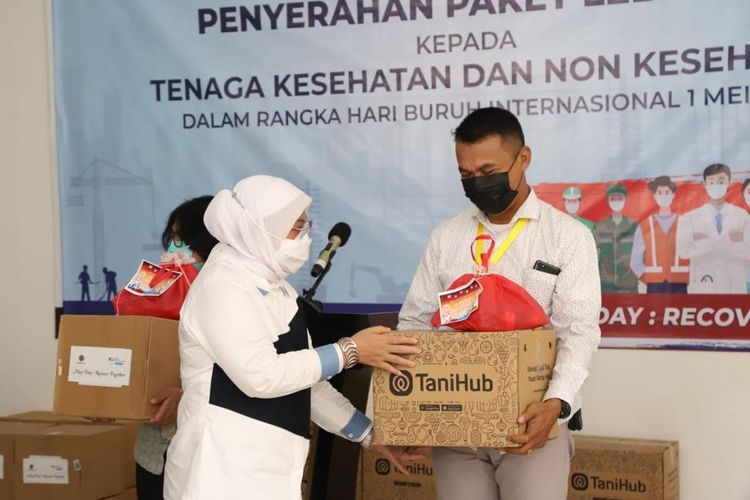 Menaker Ida Fauziyah saat menyerahkan 3.200 paket lebaran kepada tenaga medis dan tenaga pendukung non-medis dalam rangka memperingati Hari Buruh Internasional (May Day) di Wisma Atlet Kemayoran, Jakarta, Sabtu (1/5/2021).