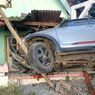 Sopir Mengantuk, Mobil Tabrak Teras Warga di Wonogiri, 4 Orang Luka