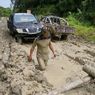 Jalanan Hancur, Masyarakat Menginap di Hutan dalam Kondisi Badan Berlumpur