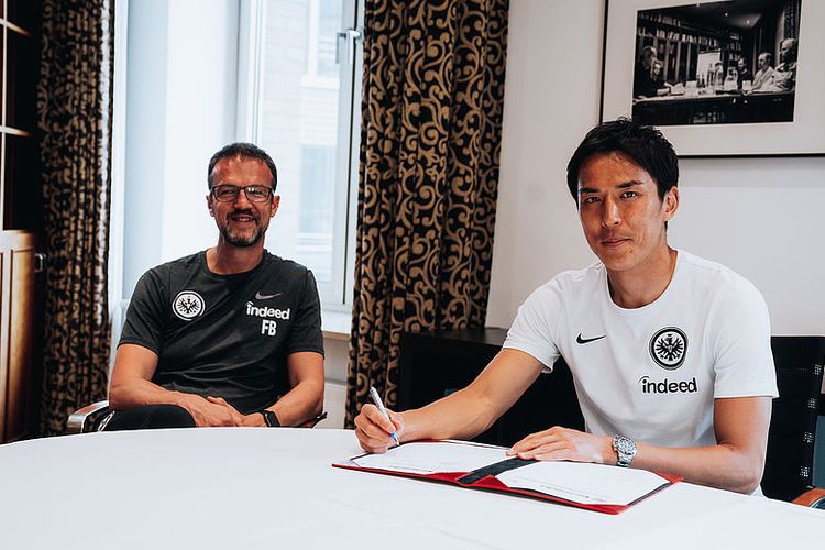 Makoto Hasebe saat perpanjang kontrak bersama Eintracht Frankfurt hingga musim depan