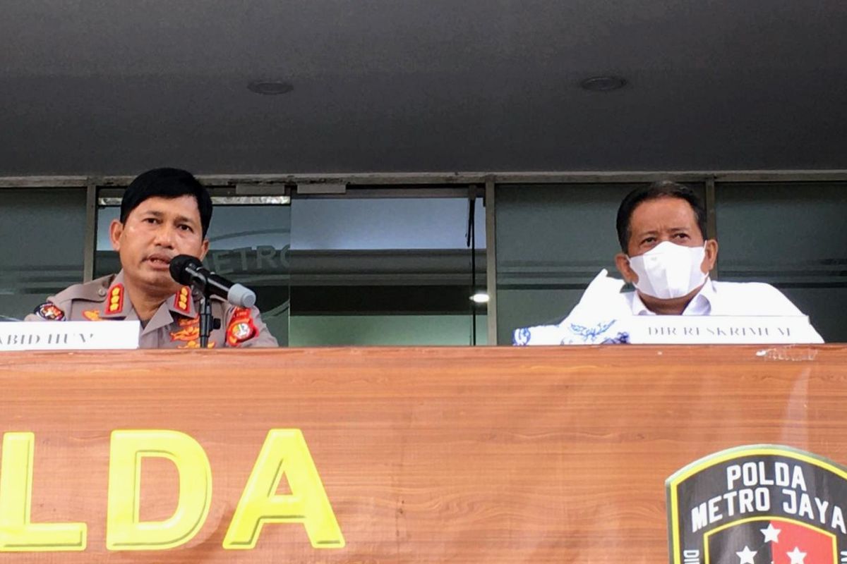 Kabid Humas Polda Metro Jaya Endra Zulpan (kiri) bersama Dirreskrimum Polda Metro Jaya Kombes Tubagus Ade Hidayat (kanan) saat konferensi pers, Rabu (2/3/2022).
