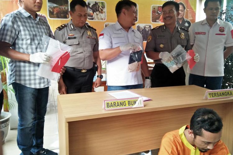 SR duduk tertunduk saat dihadirkan dihadapan awak media dalam rilis di Mapolres Lamongan, Kamis (4/7/2019).