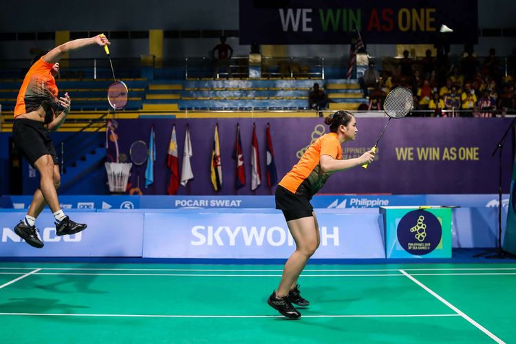 Ganda campuran Indonesia, Praveen Jordan/Melati Daeva Oktavianti saat beraksi melawan pebulu tangkis Malaysia, Goh Soon Huat/Lai Shevon Jemie final bulu tangkis perorangan SEA Games 2019, di Muntinlupa Sports Complex, Filipina, Senin (9/12/2019). Praveen Jordan/Melati Daeva Oktavianti berhasil menyumbang medali emas, mengalahkan pebulu tangkis Malaysia dengan skor 21-19, 19-21, 22-20.