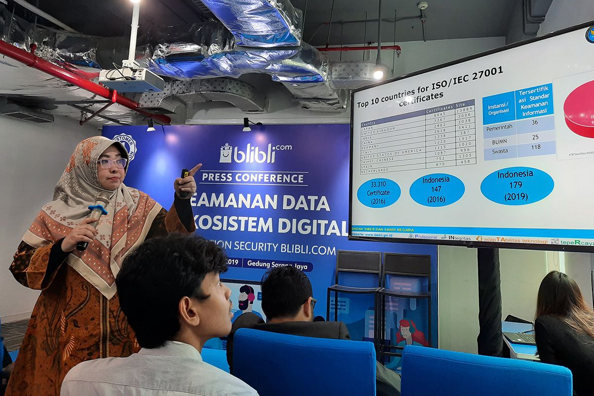 Intan Rahayu, Kasubdit Identifikasi Kerentanan dan Penilaian Risiko Informasi Perdagangan Berbasis Elektronik BSSN saat memaparkan sertifikasi keamanan data ISO/IFC 27001 di kantor Blibli.com Selasa (10/12/2019).