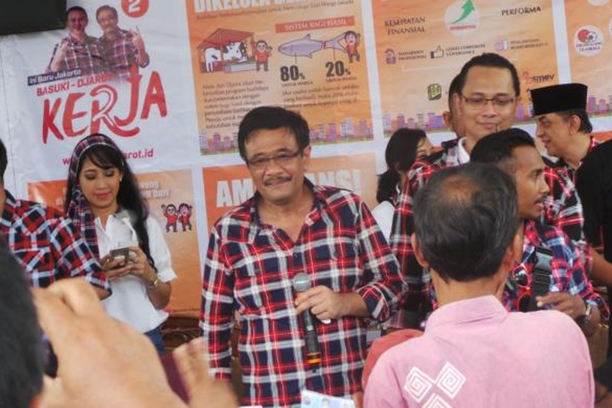 Calon wakil gubernur DKI Jakarta Djarot Saiful Hidayat saat menyanyi di GOR Radio Dalam, Jakarta Selatan, Selasa (7/2/2017).