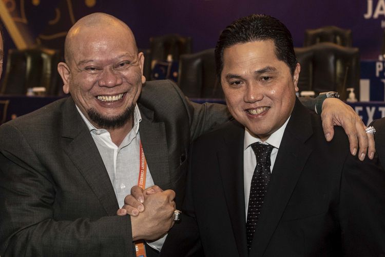 Dua Calon Ketua Umum PSSI Erick Thohir (kanan) dan La Nyalla Mattalitti (kiri) berjabat tangan dalam pembukaan  Kongres Luar Biasa Persatuan Sepak Bola Seluruh Indonesia (PSSI) 2023 di Jakarta, Kamis (16/2/2023). Kongres tersebut salah satunya mengagendakan pemilihan Ketua Umum PSSI. ANTARA FOTO/Aprillio Akbar/nym.