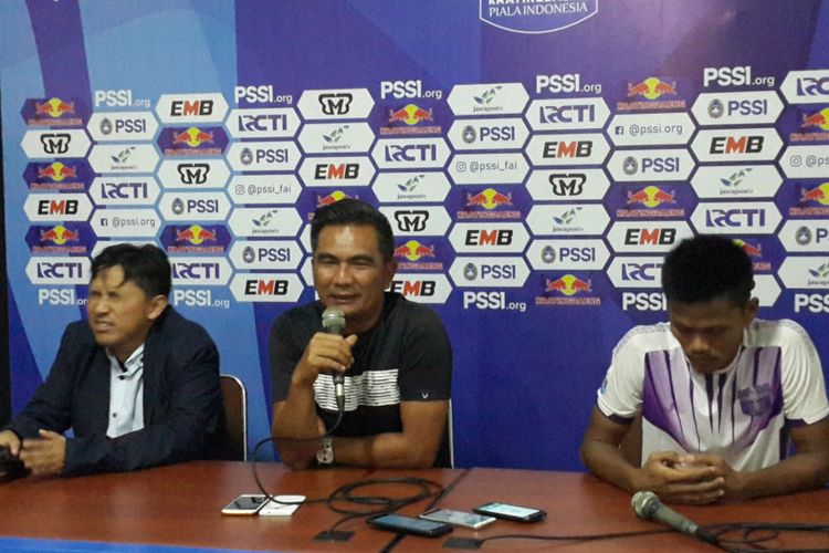 Pelatih Persita Tangerang Wiganda Saputra (tengah) saat konferensi pers usai dikalahkan Arema FC 1-4 di Stadion Kanjuruhan, Kabupaten Malang, Sabtu (26/1/2019)