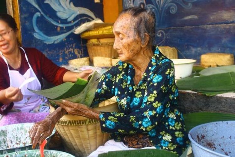 Mbah Lindu, penjual gudeg berusia hampir seabad ini selalu berjualan didampingi anak bungsunya di Jalan Sosrowijayan, Yogyakarta