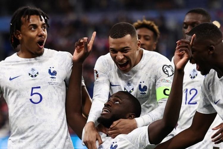 Bek Perancis, Dayot Upamecano, berselebrasi usai mencetak gol dalam laga kontra Belanda pada babak Grup B Kualifikasi Euro 2024. Laga Perancis vs Belanda bergulir di Stade France pada Sabtu (24/3/2023). (Foto oleh Anne-Christine POUJOULAT / AFP)