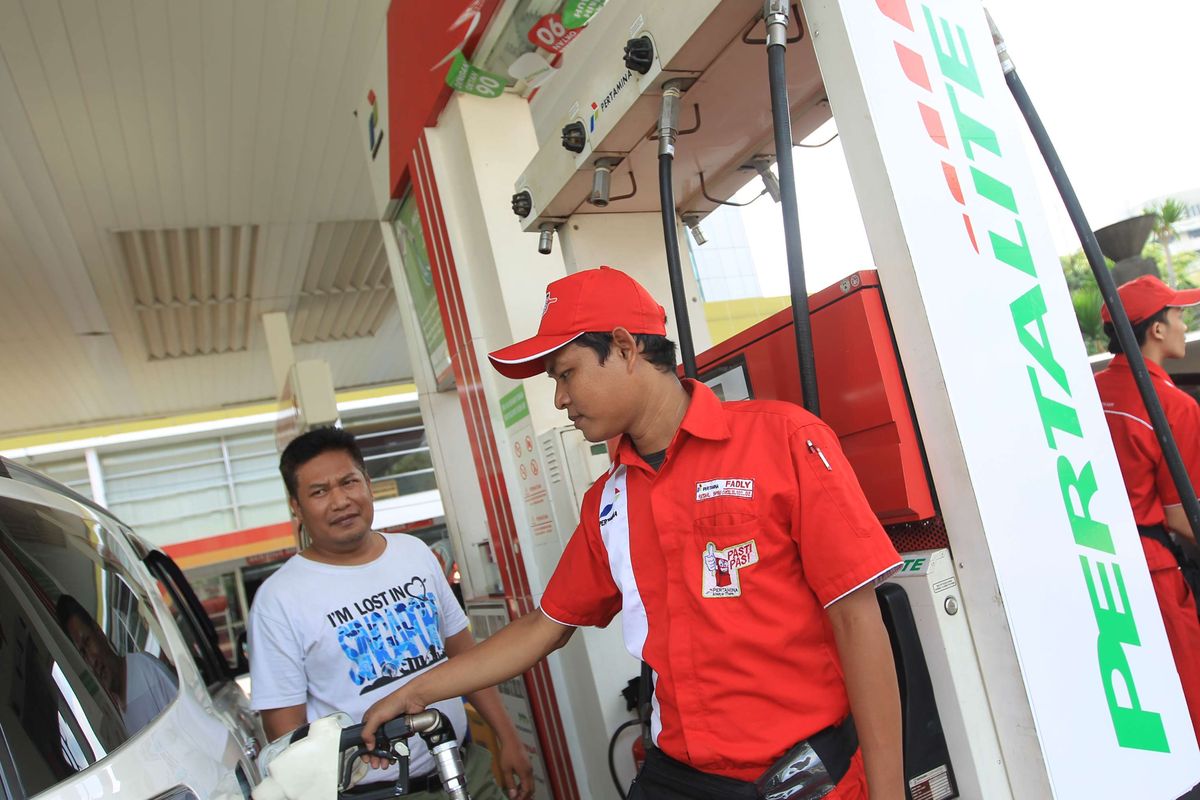 Petugas melayani pembeli Pertalite di SPBU Abdul Muis, Jakarta Pusat, Jumat (24/7/2015).