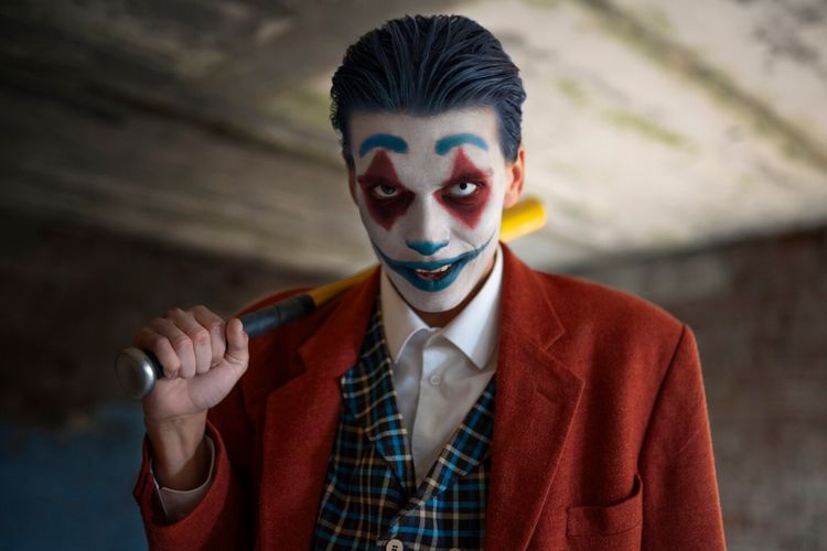 Butuh ide makeup Halloween pria yang simpel tapi tetap spooky? Coba tujuh inspirasi riasan dari Joker, vampir, hingga skeleton yang mudah banget.