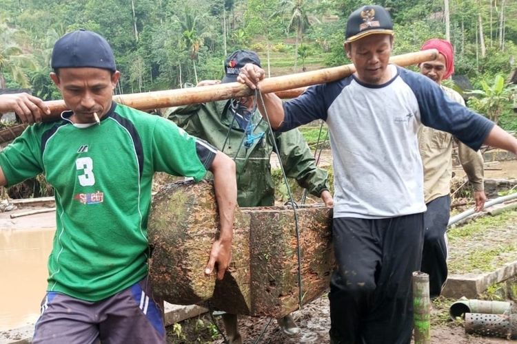 Warga Kampung Adat Naga Kabupaten Tasikmalaya, Jawa Barat, kebanjiran akibat imbas dari banjir bandang Sungai Cimanuk Garut, Sabtu (16/7/2022).