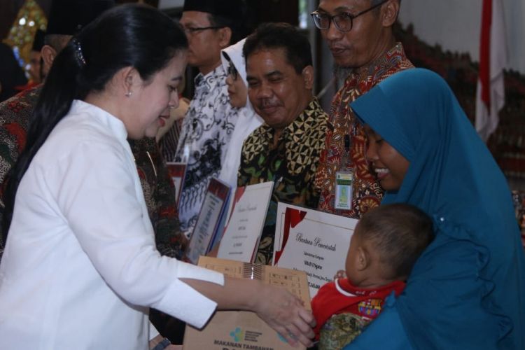 Selain bantuan sektor pendidikan, Menko PMK juga memberikan bantuan Program Makanan Tambahan (PMT) kepada ibu hamil dan balita di Pendopo Bupati Sukoharjo, Sukoharjo, Jumat (9/11/2018).