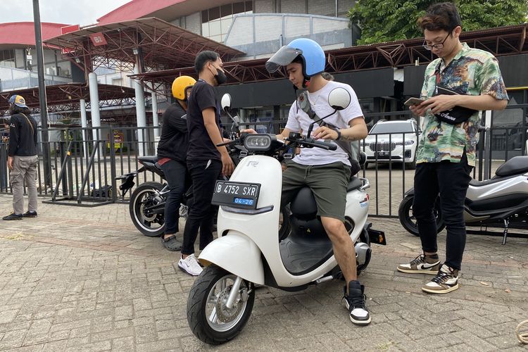 Pengunjung PEVS 2023 menjajal motor listrik yang disediakan di area test ride