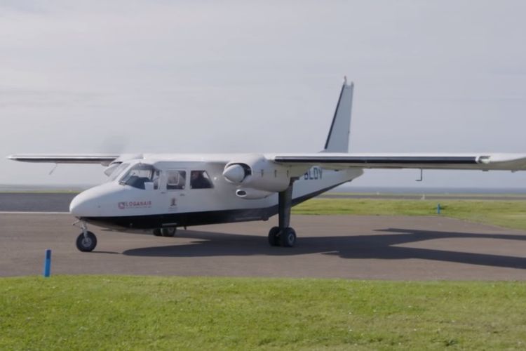 Pesawat Britten Norman BN2B-26 Islander milik maskapai Skotlandia, Loganair, yang menghubungkan antara pulau di Kepulauan Orkney.