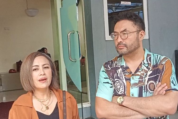 Pasangan Surya Saputra dan Cynthia Lamusu saat ditemui wartawan di kawasan Tendean, Jakarta Selatan, Senin (5/6/2023).