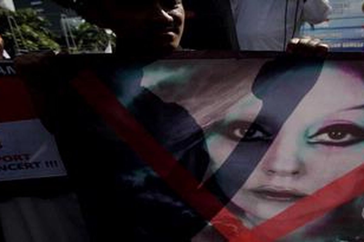 Masa dari Forum Umat Islam mendatangi kantor Kementerian Koordinator Politik Hukum dan Keamanan, Jakarta, Jumat (25/5/2012). Mereka memprotes pernyataan Menkopolhukam yang mengijinkan konser Lady Gaga. 