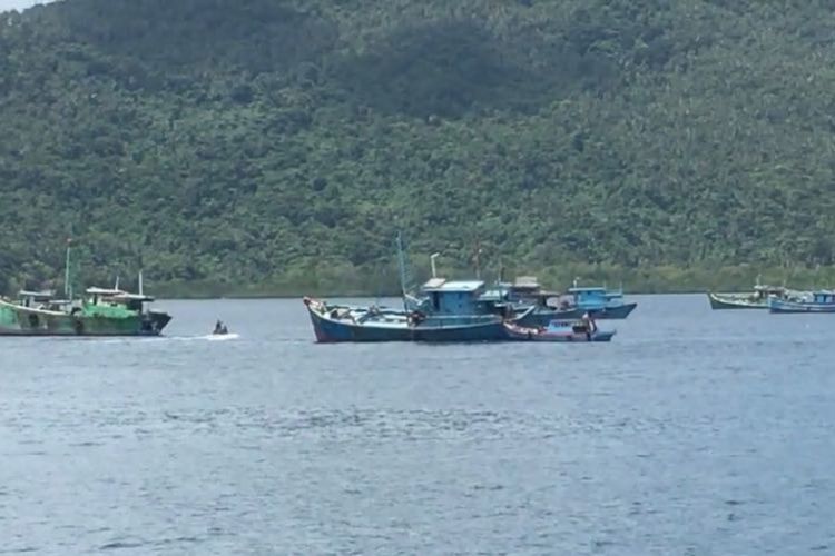 Kapal-kapal asing pencuri ikan yang ditenggelamkan di perairan Selat Lampa, Natuna, Kepulauan Riau, Minggu (29/10/2017). Penenggelaman itu dipimpin langsung oleh Menteri Kelautan dan Perikanan Susi Pudjiastuti. 