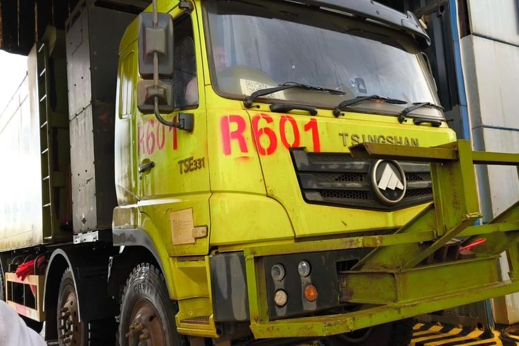 Truk listrik yang dioperasikan di kawasan industri PT Indonesia Weda Bay Industrial Park (IWIP) Halmahera Tengah tengah mengganti baterai