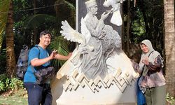 Lakukan Konservasi Burung Paruh Bengkok, Pasutri Dudi-Dwi Raih Beasiswa Kuliah S2-S3 UGM