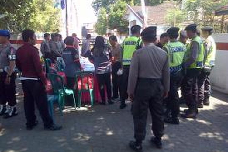 Sejumlah polisi memeriksa barang bawaan para undangan yang masuk ke dalam halaman kantor KPU.