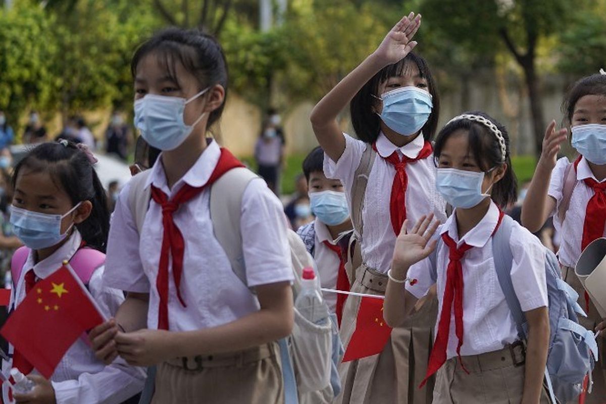 Foto pelajar China saat tiba pada hari pertama bersekolah di Wuhan, China, pada 1 September 2021.