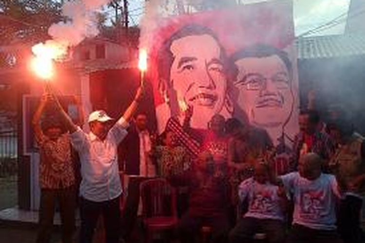 Suasana saat relawan Jokowi-JK di Kota Malang, Jawa Timur, memenuhi nadzar cukur gundul untuk Jokowi-JK jika menang. Rabu (9/7/2014).