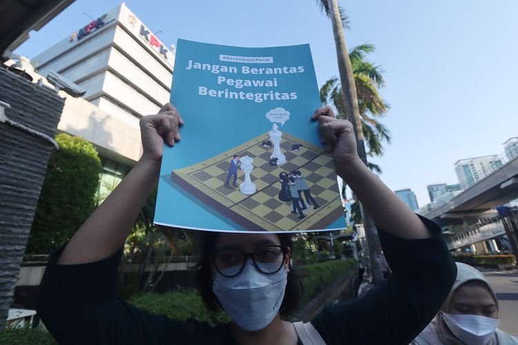 Sejumlah Pegawai KPK (nonaktif) bersama Solidaritas Masyarakat Sipil, melakukan aksi damai di depan Gedung ACLC - KPK, Jakarta, Jumat (17/9/2021). Dalam aksi tersebut mereka menulis surat kepada Presiden untuk menepati jainjinya untuk memberantas korupsi di Indonesia salah satunya dengan  membatalkan Tes Wawasan Kebangsaan (TWK) yang memecat 57 pegawai KPK berintegritas karena dinilai sebagai bentuk pelemahan pemberantasan korupsi.  ANTARA FOTO/ Reno Esnir/hp. *** Local Caption ***   