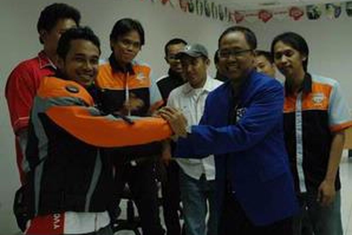 Ketua Dewan Pembinan Yamaha Riders Club R.Siswahjono (kanan) memberikan selamat kepada Ketua YVCI Muriansyah