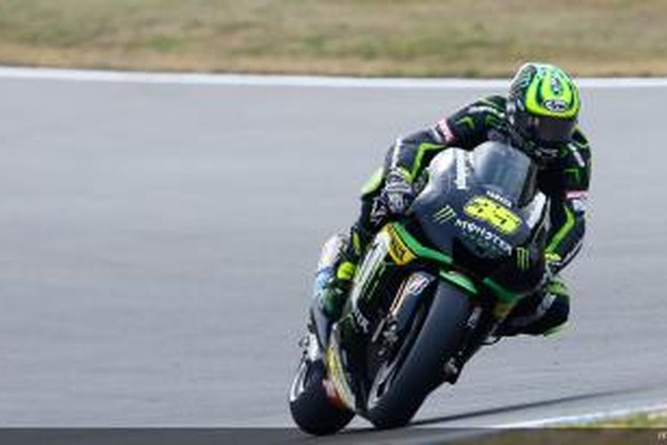 Pebalap Yamaha Tech3 asal Inggris, Cal Crutchlow, memacu motornya di Sirkuit Brno pada balapan GP Ceko, Minggu (25/8/2013).