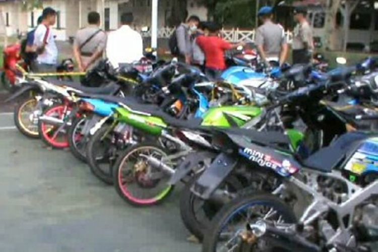 Ratusan motor yang Diduga Bodong atau tidak memiliki dokumen surat-surat resmi yang ditahap petugas dalam berbagai operasi yang digelar sejak menjelang dna selama Ramadan termasuk razia balap liar di berbagai lokasi di Polewali mandar sulawesi barat hinga kini tak diurus Pemiliknya.