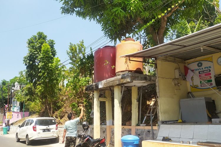 Warga Ngaliyan, Kota Semarang, Jawa Tengah menunjukkan tempat penampungan bantuan air bersih