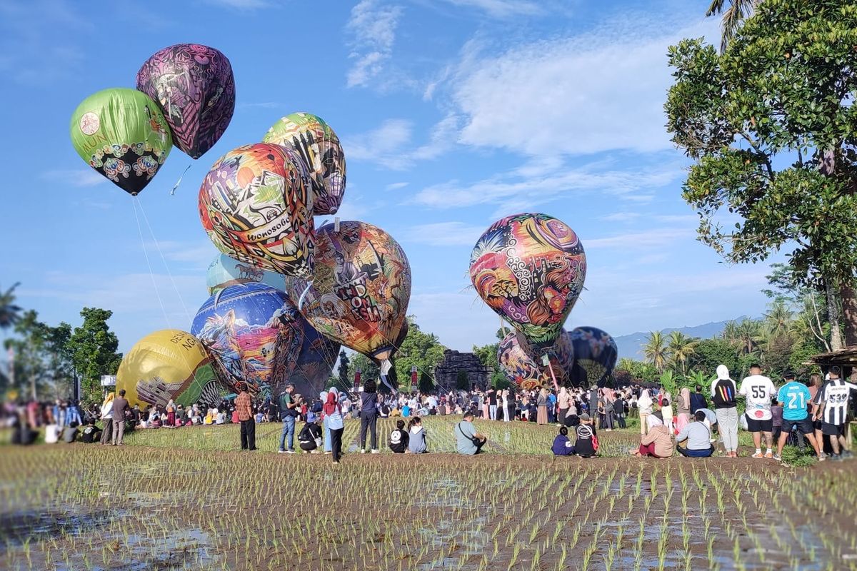 Balon udara mengangkasa di area Candi Ngawen, Magelang, Senin (12/5/2025).