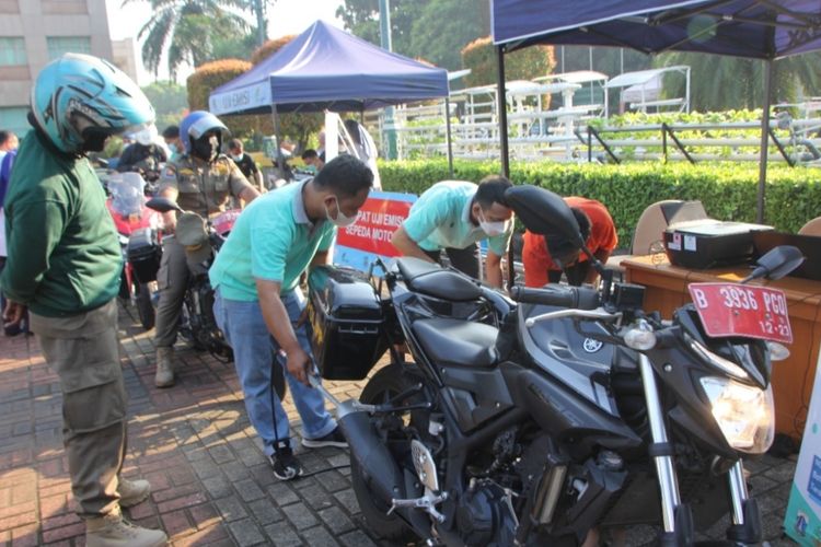 Pemkot Jaksel bersama Barisan Pemuda Nusantara (Bapera) Provinsi DKI Jakarta menggelar uji emisi kendaraan baik mobil dan motor. Uji emisi itu digelar di kantor Wali Kota Jakarta Selatan, Rabu (5/1/2022).