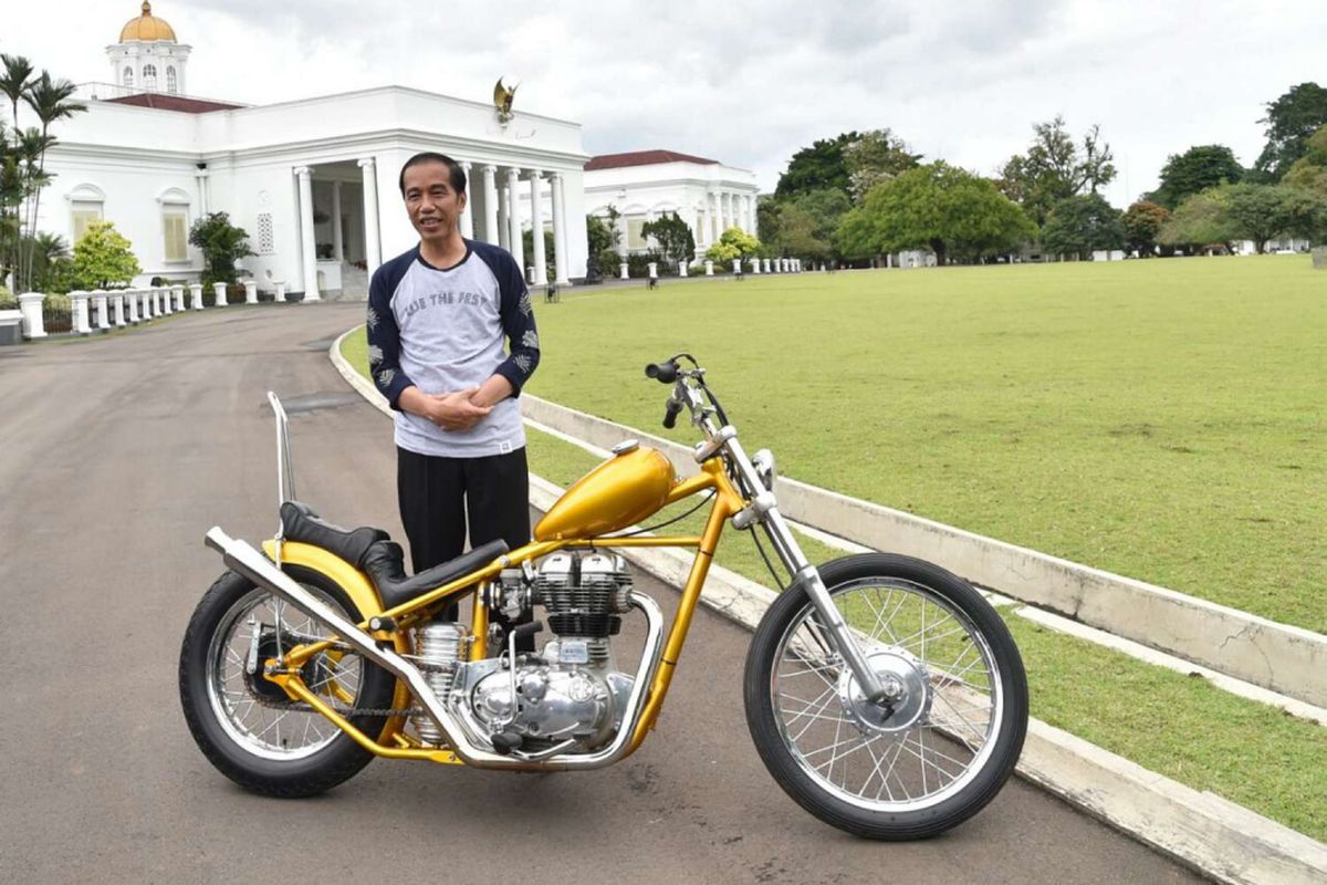 Presiden Joko Widodo berfoto dengan motor chopper yang dibelinya, di Istana Bogor, Jawa Barat, Sabtu (20/1/2018). Joko Widodo, membeli sepeda motor modifikasi Chopperland yang telah ditaksir sejak pertama dilihatnya pada perayaan sumpah pemuda 28 Oktober 2017 lalu.