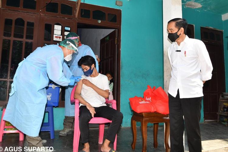 Presiden Joko Widodo memantau langsung jalannya pelaksanaan program vaksinasi door to door di Kecamatan Mejayan, Kabupaten Madiun, Jawa Timur, Kamis (19/8/2021)