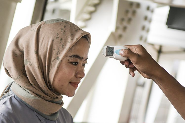 Petugas memeriksa suhu tubuh calon penumpang LRT (Light Rail Transit) di Stasiun LRT Velodrome, Jakarta, Selasa (3/3/2020). Pemeriksaan suhu tubuh penumpang tersebut merupakan upaya untuk mengantisipasi penyebaran virus corona atau Covid-19.